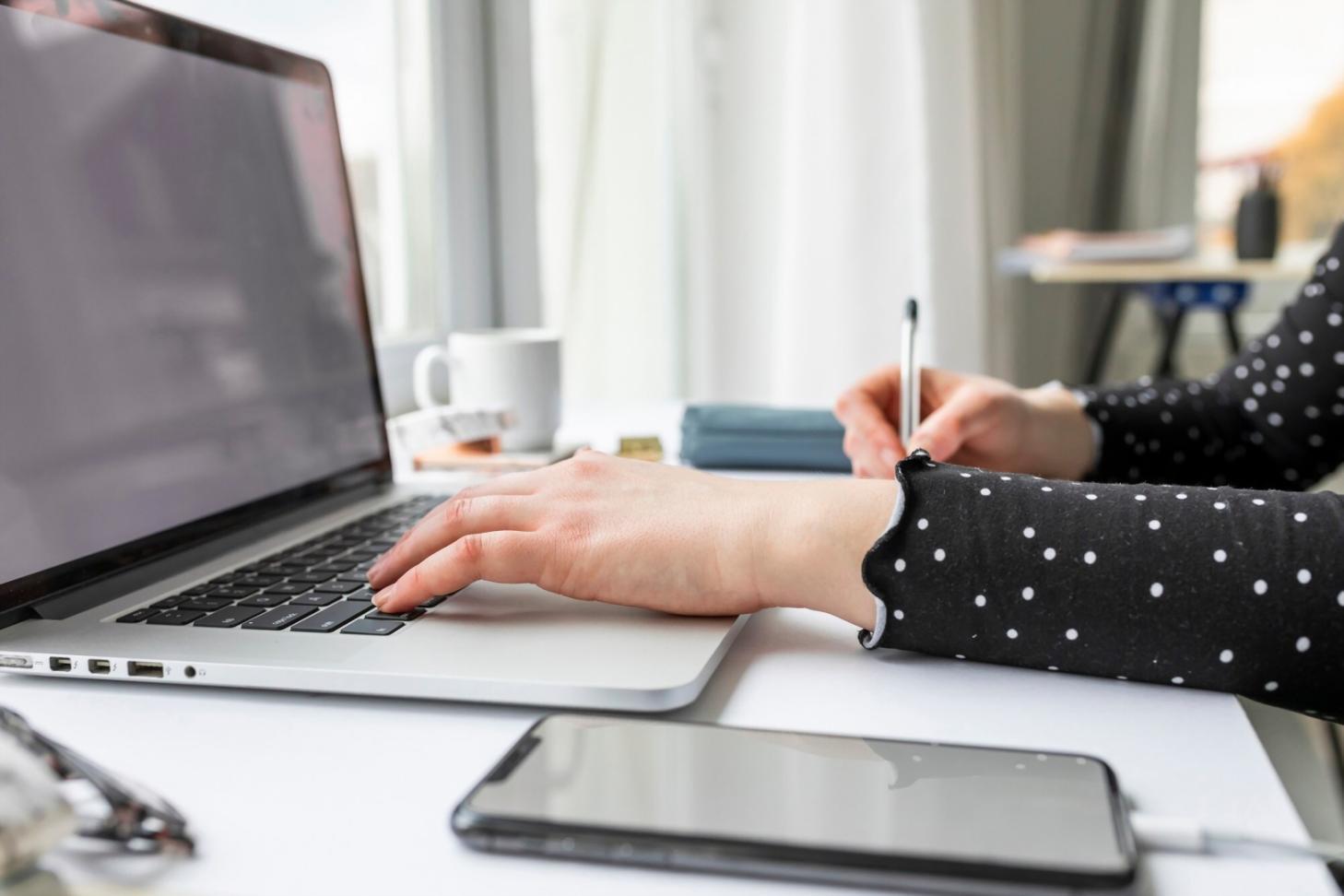 Espacio de trabajo moderno en las oficinas de avorthionexal